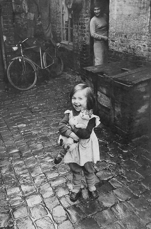 15. Mutlu Fransız kız çocuğu ve kedisi -1959: