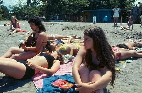 17. 1979 İslam Devriminden birkaç ay önce İran'da bir plaj: