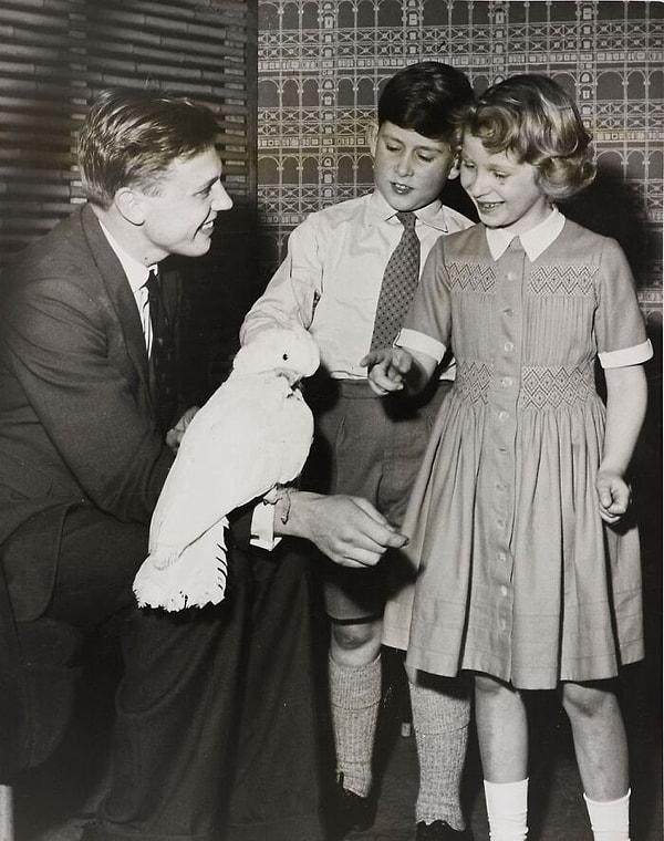 19. David Attenborough, Prens Charles ve Prenses Anne'i kakadu kuşuyla eğlendirirken - 1958: