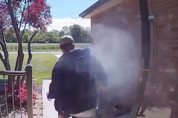 Evin güvenlik kamerası tarafından anbean kaydedilen anlarda, ilk başta zili çalan James Rayl ardından ise kapıyı kırarak içeri girmeye çalışıyor.