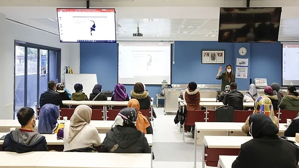 Vatandaşlar İstanbul Büyükşehir Belediyesi’nin (İBB) mesleki ve hobi eğitimleri veren kurumu Enstitü İstanbul İSMEK’e yoğun ilgi gösteriyor.