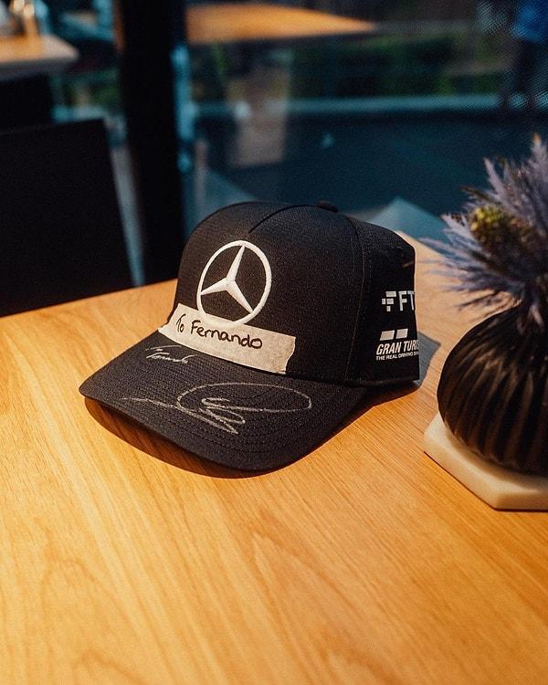 Daha sonra Lewis Hamilton'dan bir Instagram paylaşımı geldi. Paylaşımda şapkanın üzerinde 'Fernando için' yazıyordu ve şapkayı imzalamıştı.