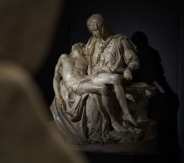 Pieta günümüzde Vatikan’daki Aziz Petrus Bazilikasında sergileniyor. Mermerden yapılan eser 174 cm x 195 cm boyutlarında.