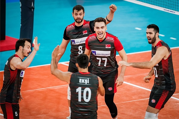 A Milli Erkek Voleybol Takımımız, Dünya Şampiyonası'nda Kanada'yı 23-25, 23-25, 17-25'lik setlerle 3-0 mağlup etti ve son 16 turuna yükseldi.