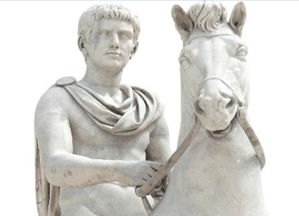 18. Roma İmparatoru Caligula en sevdiği atlardan birisini senato üyesi yapmış.