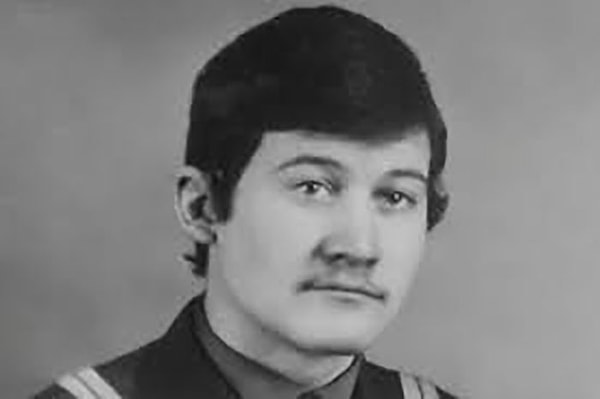 Kanıtları tahrif ettiği için 1979'da Sovyetlerden kovulan Tkach, 1982 yılında Ukrayna'ya taşınıp burada Dnipropetrovsk Oblastında polis müfettişi olarak tekrar çalışmaya başlamıştı.