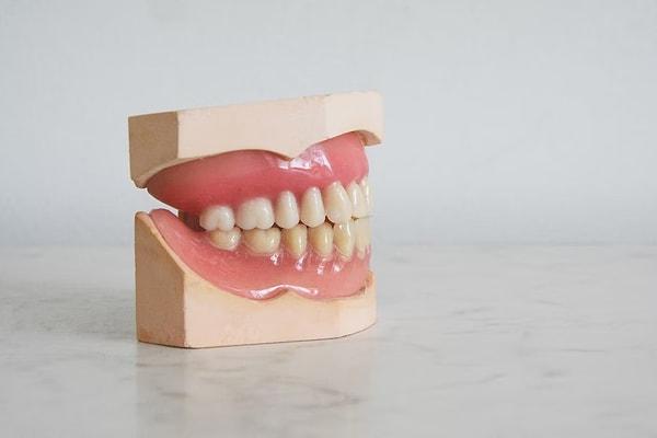 21. 19. yüzyıldan önce takma dişler ölen askerlerin dişlerinden yapılırmış.
