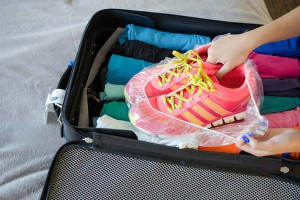 7. Ayakkabılarınızı bavula koyarken bavuldaki diğer eşyaların kirlenmemesi için duş bonesi kullanabilirsiniz!