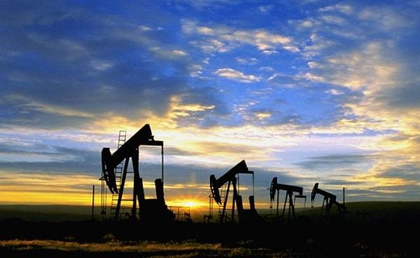 Küresel ekonomi için endişeler ve güçlü dolar petrol fiyatlarını aşağı çekiyor