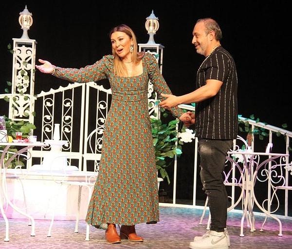 Programda oyunculuk yeteneğinin fark edilmesiyle birlikte Nezih Tuncay ve Kandemir Konduk'un desteğiyle tiyatro sahnelerine adım attı.