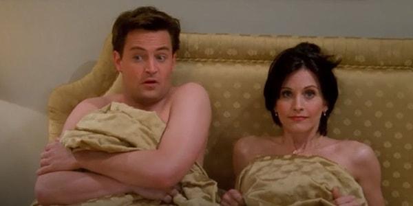 8. 'Friends' dizisinde Monica ve Chandler'ın yatakta basılması.