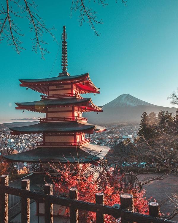 4. Arkada meşhur Fuji Dağı, önde ise 9. yüzyıldan kalan Shiogami Tapınağı