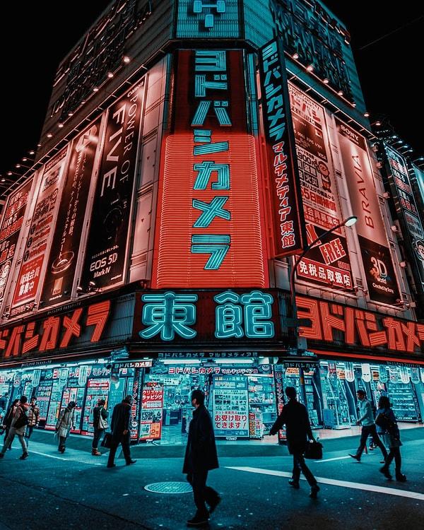 12. Neon ışıklarla göz kamaştıran Tokyo caddeleri