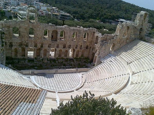 6. Dünya bir tiyatroysa sahnesi Atina'dır.