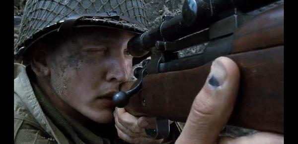 3. 'Saving Private Ryan' filminde Jackson'ın baş parmağında bir yara var. Bu yara İkinci Dünya Savaşı'nda askerlerin M1 silahının mermisini doldururken oluşan yaranın ta kendisi! İnce bir zekayla düşünülmüş.