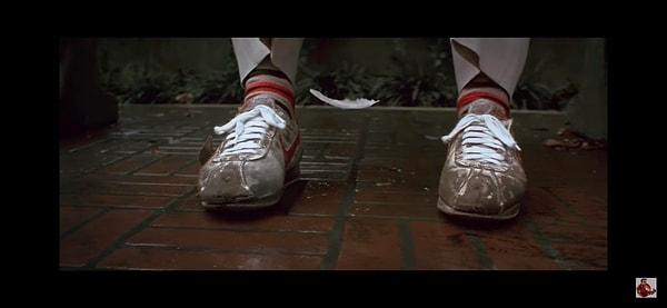 15. 'Forrest Gump'ın açılış sahnesinde Forrest'ın ayakkabıları çok koşmaktan adeta mahvolmuş. Jenny'nin hediye olarak verdiği bu ayakkabıları atmaya kıyamayan Forrest çareyi sadece bağcıkları değiştirmekte bulmuş!
