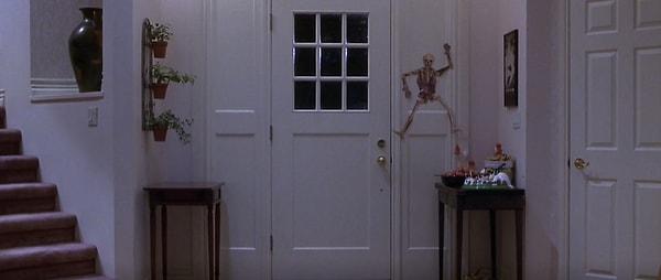 20. Ve son olarak 2000 yapımı 'Scary Movie' filmindeki Drew karakterinin evinde 'Scream' filminin posteri var.