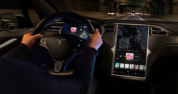 Elon Musk'ın sahibi olduğu Tesla otomobilleri otomatik pilot özelliği paketiyle satın alınabiliyor.
