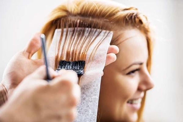 Öncelikle belirtmek gerekiyor ki ilk kez saç boyama deneyimi yaşayacaksanız, muhakkak bir kuaförden yardım almalısınız.