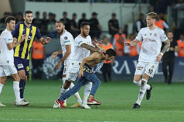 Beşiktaşlı futbolcuların müdahalesi ve güvenlik güçlerinin arya girmesiyle saldırgan kontrol altına alındı.