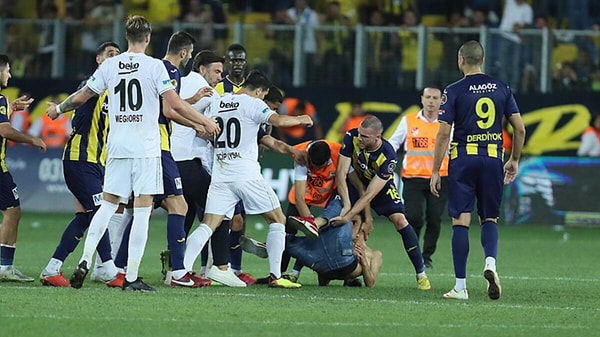 Beşiktaşlı futbolculara fiziki saldırıda bulunan Berkay Ö.'nün gözaltına alınarak hakkında gerekli işlemlerin başlatılmıştı.