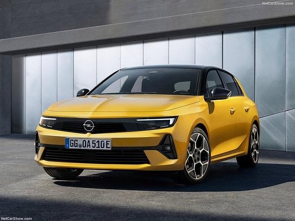 Opel Astra 2022 sınıfına göre gayet başarılı iç hacim ve boyutlarla geliyor. Bagaj hacmindeki 52 litrelik artış aracın boyutlarının da büyüdüğünü ortaya koydu.