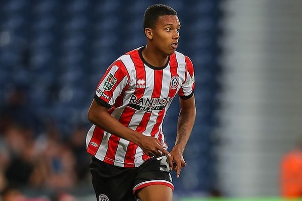 Sheffield United'ın 20 yaşındaki genç futbolcusu Kyron Gordon iddialara göre ısındığı sırada Hull City'li bir taraftarın ırkçı saldırısına maruz kaldı.