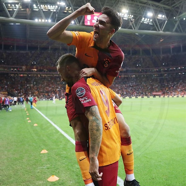 10 kişi kalmasına rağmen maçın hakimi olan Galatasaray, 90+1. dakikada Kitsiou'nun kendi kalesine attığı golle maçtan 2-1 galip ayırıldı.