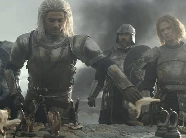 4. Bu bölümde muhtemelen gelecekte büyük bir role sahip olacak olan bir başka kişi, Laenor'un son derece yakın olduğu Joffrey Lonmouth (aşağıdaki resimde sağdaki sarışın).