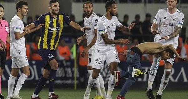 Ankaragücü ile Beşiktaş arasında oynanan karşılaşmaya sahaya atlayan Ankaragücü taraftarı damga vurmuştu.