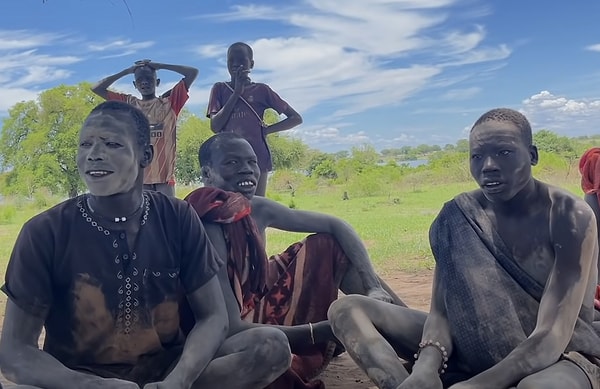 Mundari, Güney Sudan'ın başkenti Juba'nın yaklaşık 75 kilometre kuzeyinde bulunan Güney Sudan Cumhuriyeti'ndeki küçük etnik bir grup.