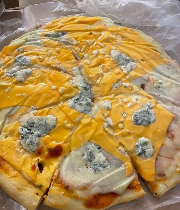 16. Bol küflü peynirli pizza...