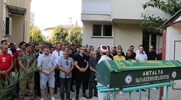 Minik Ata için Şirinyalı Mahallesinde bulunan Sülemiş Camiinde cenaze töreni düzenlendi.