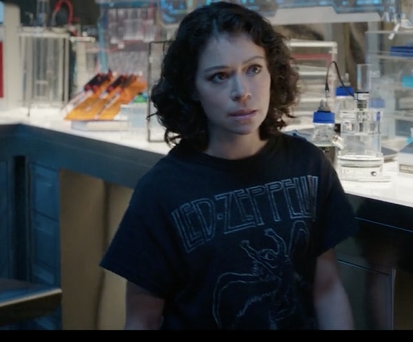 8. Jen, Bruce'un evinde uyandıktan sonra Led Zeppelin tişörtü giyer. Saklandıkları ev Tony Stark'ın evi olduğu için muhtemelen onun bıraktığı tişörtlerden biri.