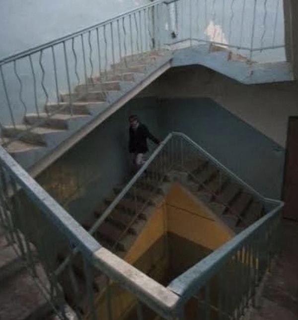 1. Kat inmek için merdiven çıktığınız o efsanevi mimariyle başlayalım...