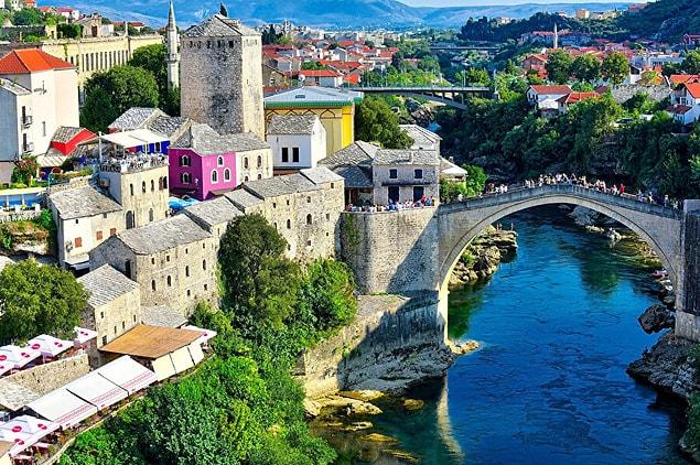 Hem tarihi hem de gezilecek yerleri ve kültürü ile oldukça çeşitli bir yer olan Bosna'ya gidip gezmenizi ve oranın gerçekliğini deneyimlemenizi öneririm.
