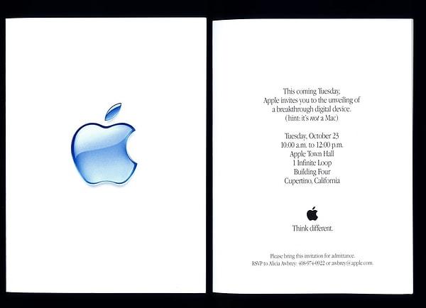 21 yıl önce gönderilen bu davetiyede parantez içinde "ipucu: bu bir Mac değil" yazıyordu. İlk iPod bu etkinlikle tanıtılmıştı.
