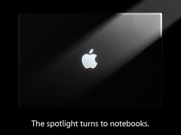 Apple 2008 yılında tanıttığı Macbook'lar için çok açık bir şekilde tanıtacağı ürünü davetiyeye yazmıştı: "Sahne ışıkları notebooklara dönüyor."