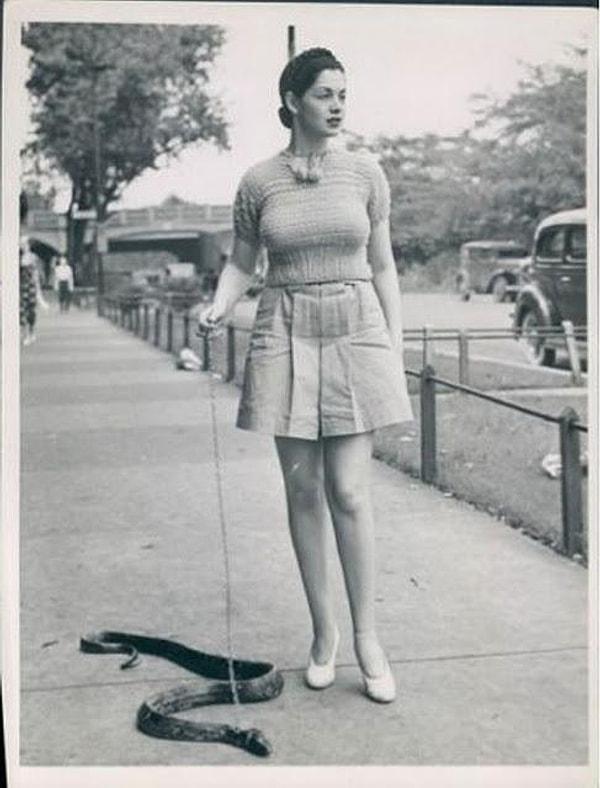 2. Dansçı Zorita ve tasmayla gezdirdiği yılanı (1937):
