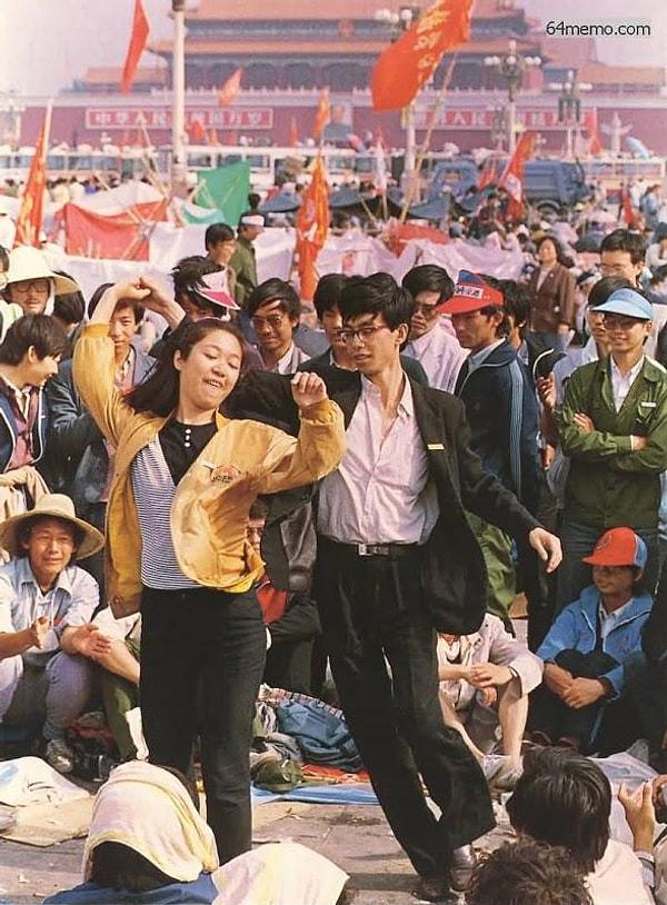 7. Tiananmen Meydanı'nda kalabalıkta dans eden iki genç (1989):