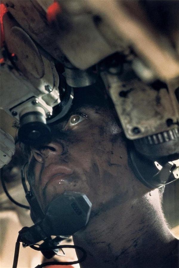 12. Tanktan dışarıyı izleyen asker (1967):