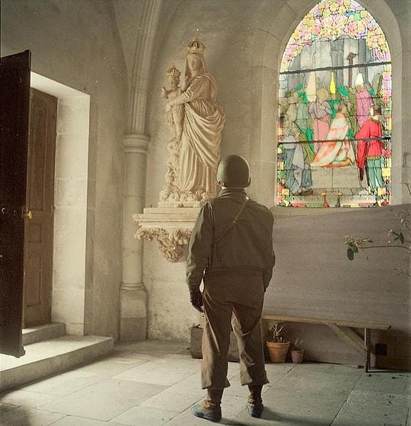 16. Avrupa'da bir kilisenin içindeki Amerikan asker - 1945: