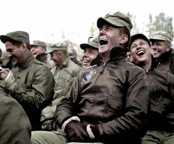 18. Kore'deki Bob Hope gösterisine gülen askerler (1950):