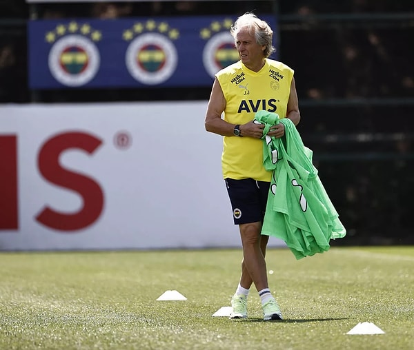 Teknik direktör Jorge Jesus, ön bölgede şiddetli pres isterken orta saha ve savunma oyuncularının da baskıya katılmasını istedi.