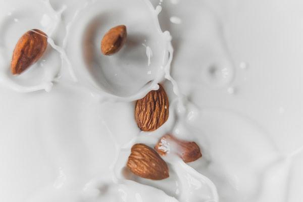 Soya sütünden badem sütüne kadar tükettiğimiz birçok süt türü var. Peki her gün süt içersek vücudumuzda ne gibi değişiklikler olacağını biliyor musunuz?