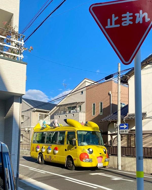 7. Nagoya şehrinde anaokuluna giden bir servis arabası;