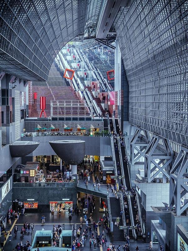 14. 12 katlık yürüyen merdivenleri ile Kyoto İstasyonu... Sonuçta teknolojinin başkenti!
