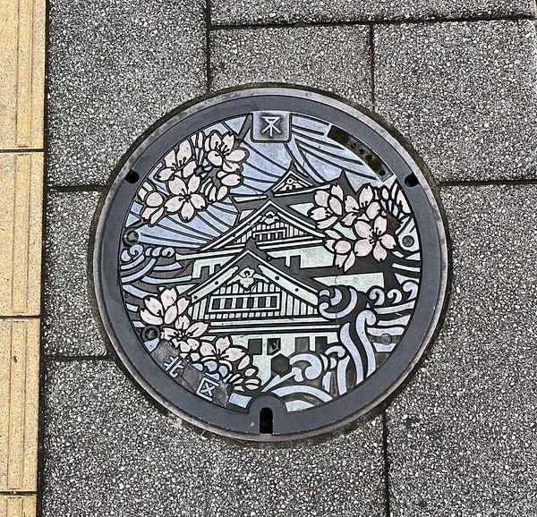 18. Osaka'da bir rögar kapağı...