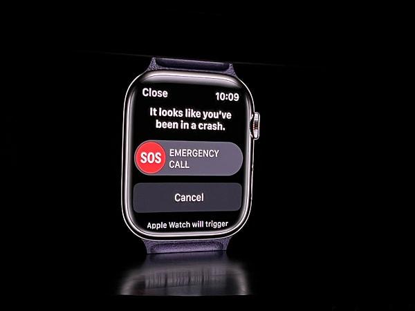 Apple Watch Series 8'in en dikkat çeken özelliği trafik kazalarını algılayarak yardım çağırabilmesi oldu. Cihaz ivme ölçerleri sayesinde bir kaza geçirdiğinizi anlıyor ve direkt olarak acil durum numaralarını arıyor. Eğer iyiyseniz bu aramayı iptal edebiliyorsunuz.