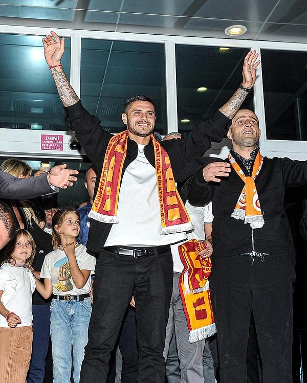 Galatasaraylı taraftarlarla ilk kez buluşan Icardi sarı kırmızılı atkıyı boynuna taktı.